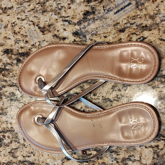 Size 8.5 rose gold NY and Co Vegan leather flip flops - Picture 1 of 2